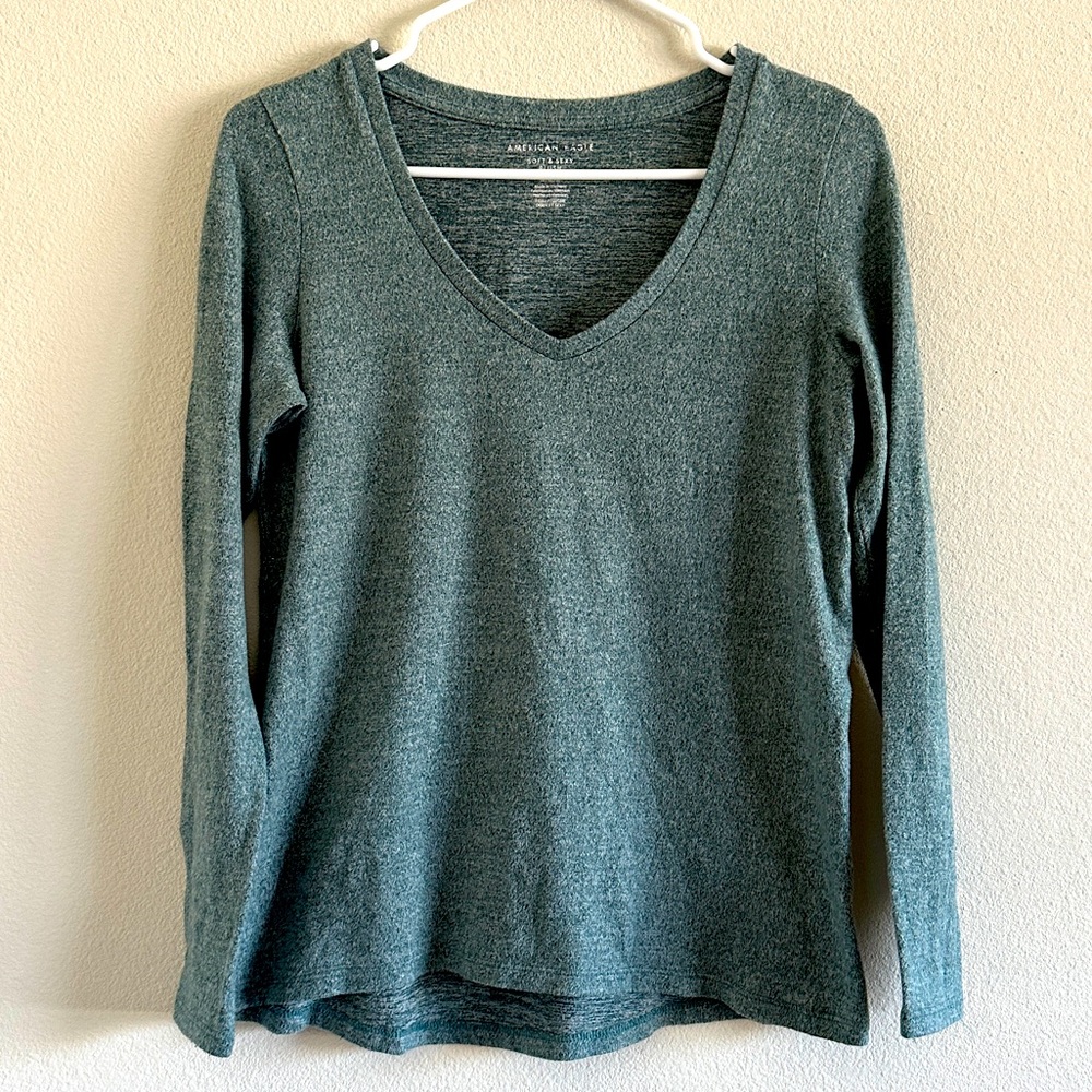 American Eagle Outfitters Soft & Sexy Plush V-Neck Long Sleeve Tee Size Medium